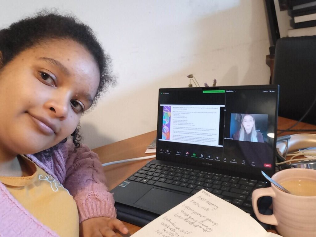 support-group-training-laptop-person